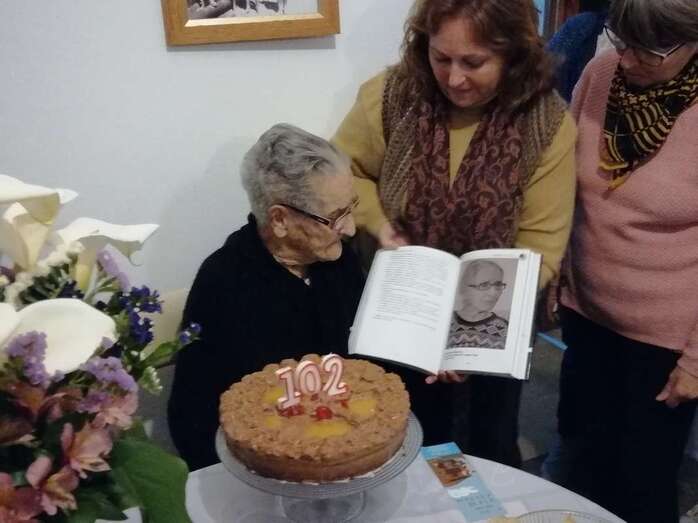 La cronista oficial de Valsequillo felicita a la vecina más longeva del municipio (Foto TA)